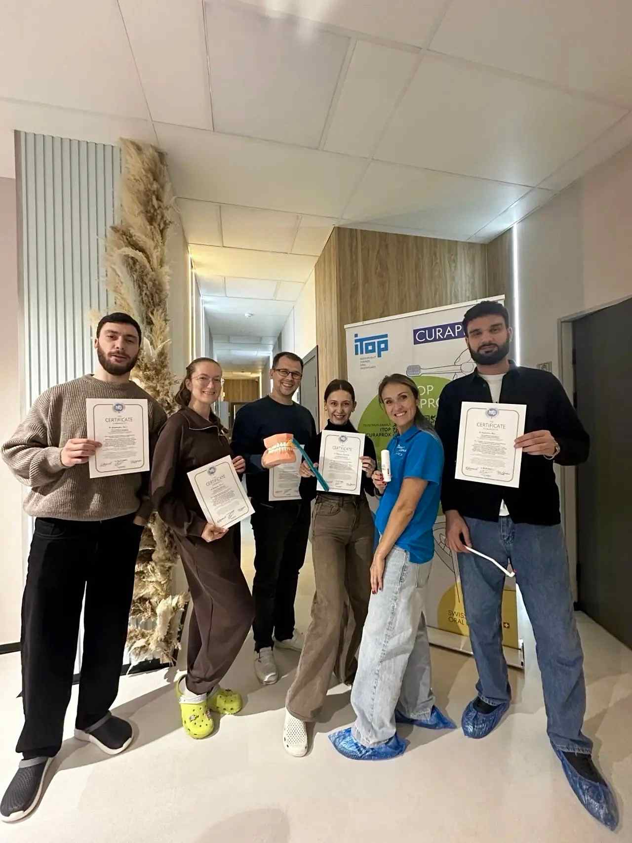 Команда клиники на обучении по швейцарским стандартам iTOP Implant 