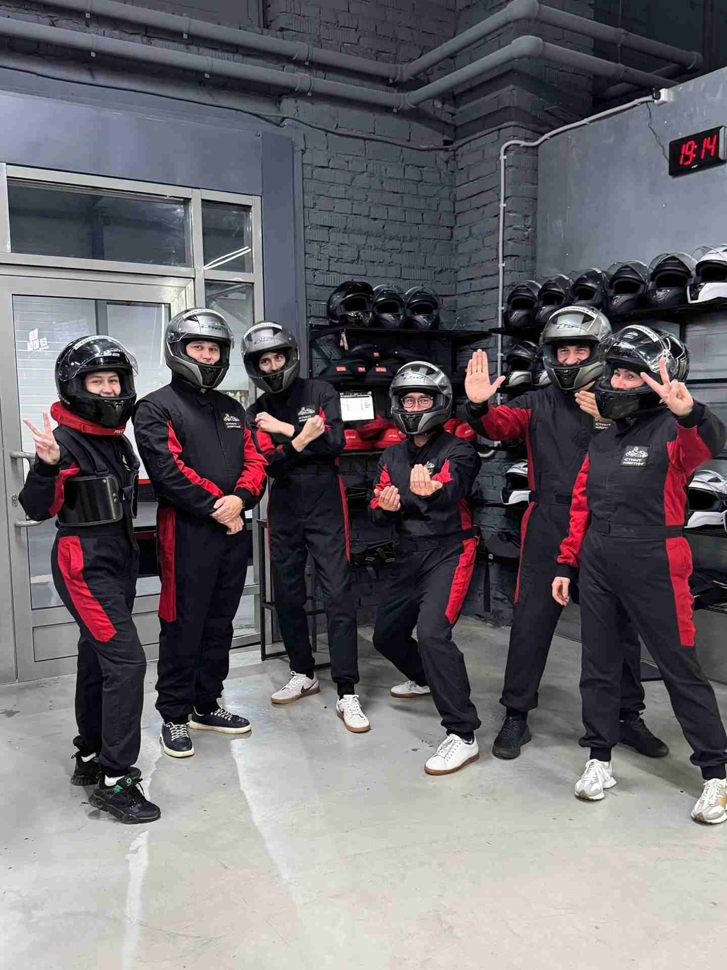 Сменили кабинеты на гоночный трек!