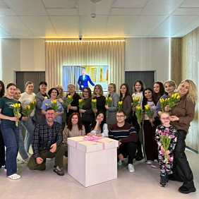 Дорогие женщины, с 8 Марта!